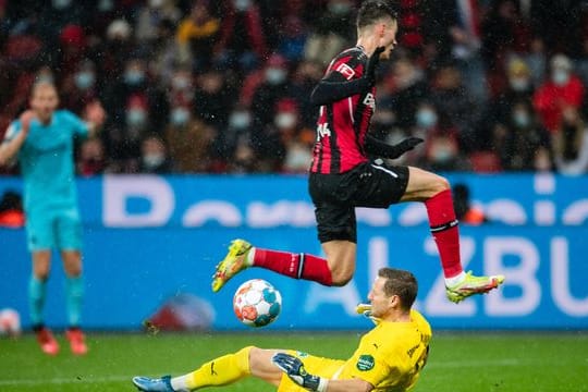 Fällt mindestens ein halbes Jahr aus: Fürths Torhüter Marius Funk (l).