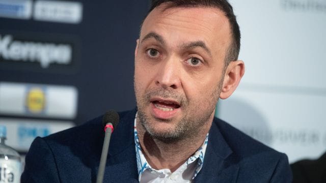 Bob Hanning, Geschäftsführer des Handball-Bundesligisten Füchse Berlin, spricht bei einer Pressekonferenz.