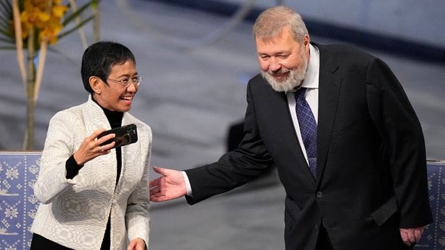 Maria Ressa und Dmitri Muratow während der Verleihung des Friedensnobelpreises im Rathaus von Oslo. Maria Ressa und Dmitri Muratow während der Verleihung des Friedensnobelpreises im Rathaus von Oslo.