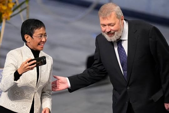 Maria Ressa und Dmitri Muratow während der Verleihung des Friedensnobelpreises im Rathaus von Oslo.