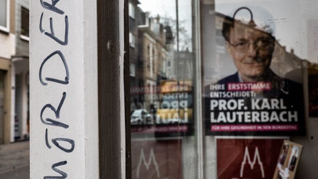 Das Wort "Mörder" wurde an die Fassade des Kölner Wahlkreisbüro des neuen Bundesgesundheitsministers geschmiert. Das Wort "Mörder" wurde an die Fassade des Kölner Wahlkreisbüro des neuen Bundesgesundheitsministers geschmiert.