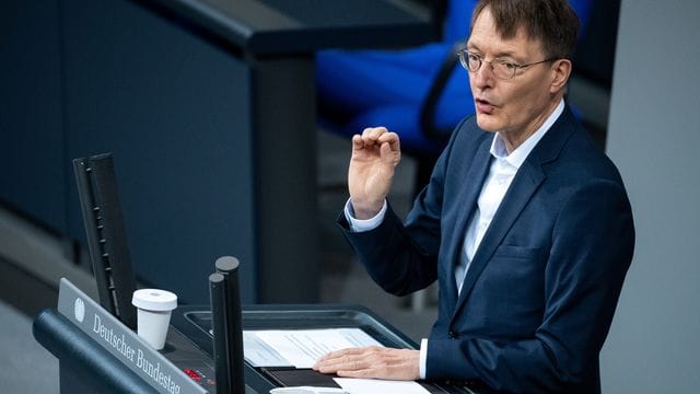 Karl Lauterbach (SPD), Bundesminister für Gesundheit, spricht bei einer Plenarsitzung im Deutschen Bundestag. Karl Lauterbach (SPD), Bundesminister für Gesundheit, spricht bei einer Plenarsitzung im Deutschen Bundestag.