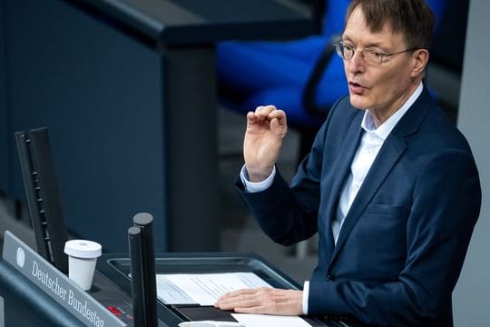 Karl Lauterbach (SPD), Bundesminister für Gesundheit, spricht bei einer Plenarsitzung im Deutschen Bundestag.