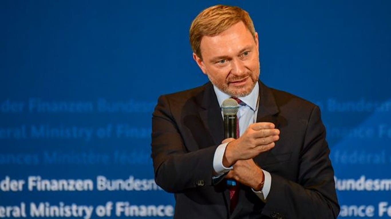 Der neue Bundesfinanzminister Christian Lindner bei der Zeremonie zur Amtsübergabe in seinem Ministerium.