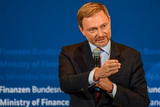Der neue Bundesfinanzminister Christian Lindner bei der Zeremonie zur Amtsübergabe in seinem Ministerium.