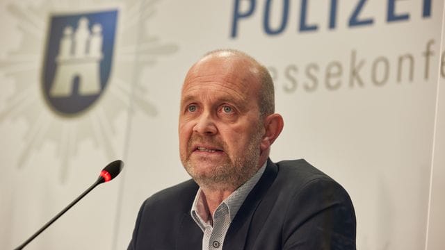 Claus Cortnumme, Leiter des polizeilichen Staatsschutzes, bei einer Pressekonferenz von Generalstaatsanwaltschaft und Polizei. Claus Cortnumme, Leiter des polizeilichen Staatsschutzes, bei einer Pressekonferenz von Generalstaatsanwaltschaft und Polizei.