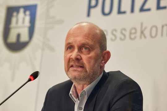 Claus Cortnumme, Leiter des polizeilichen Staatsschutzes, bei einer Pressekonferenz von Generalstaatsanwaltschaft und Polizei.