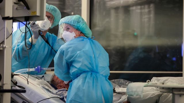 Behandlung eines Covid-19-Patienten auf der Intensivstation der Leipziger Uniklinik.