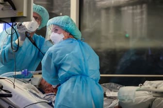 Behandlung eines Covid-19-Patienten auf der Intensivstation der Leipziger Uniklinik.