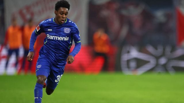 Leverkusens Jeremie Frimpong am Ball.