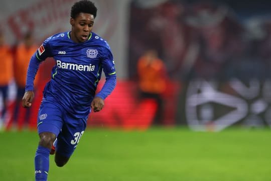 Leverkusens Jeremie Frimpong am Ball.