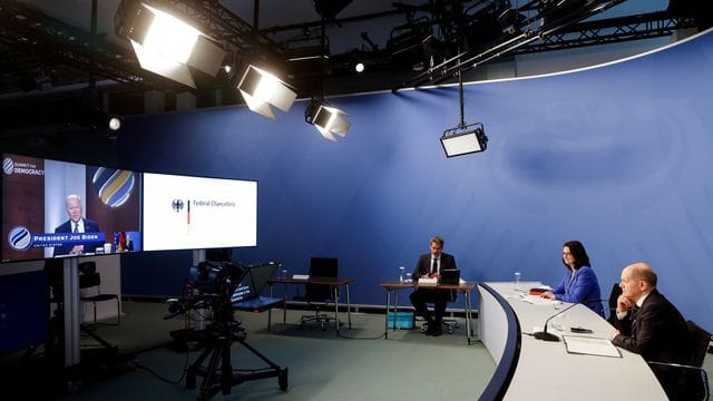 Bundeskanzler Olaf Scholz spricht in einer Videoschalte mit US-Präsident Joe Biden.