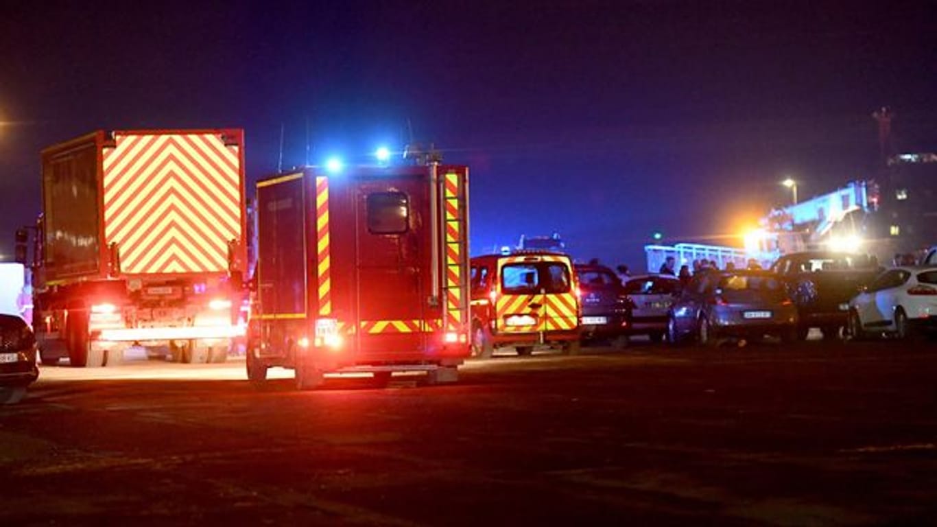 Rettungskräfte am Hafen von Calais: Ein weiteres Todesopfer ist gefunden worden.