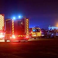 Rettungskräfte am Hafen von Calais: Ein weiteres Todesopfer ist gefunden worden.