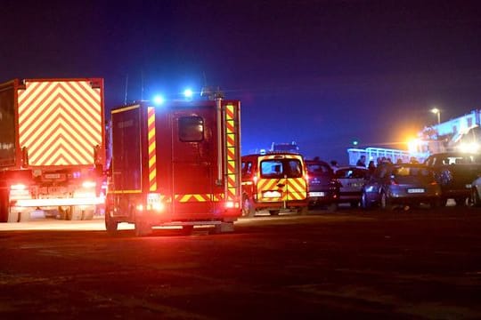 Rettungskräfte am Hafen von Calais: Ein weiteres Todesopfer ist gefunden worden.