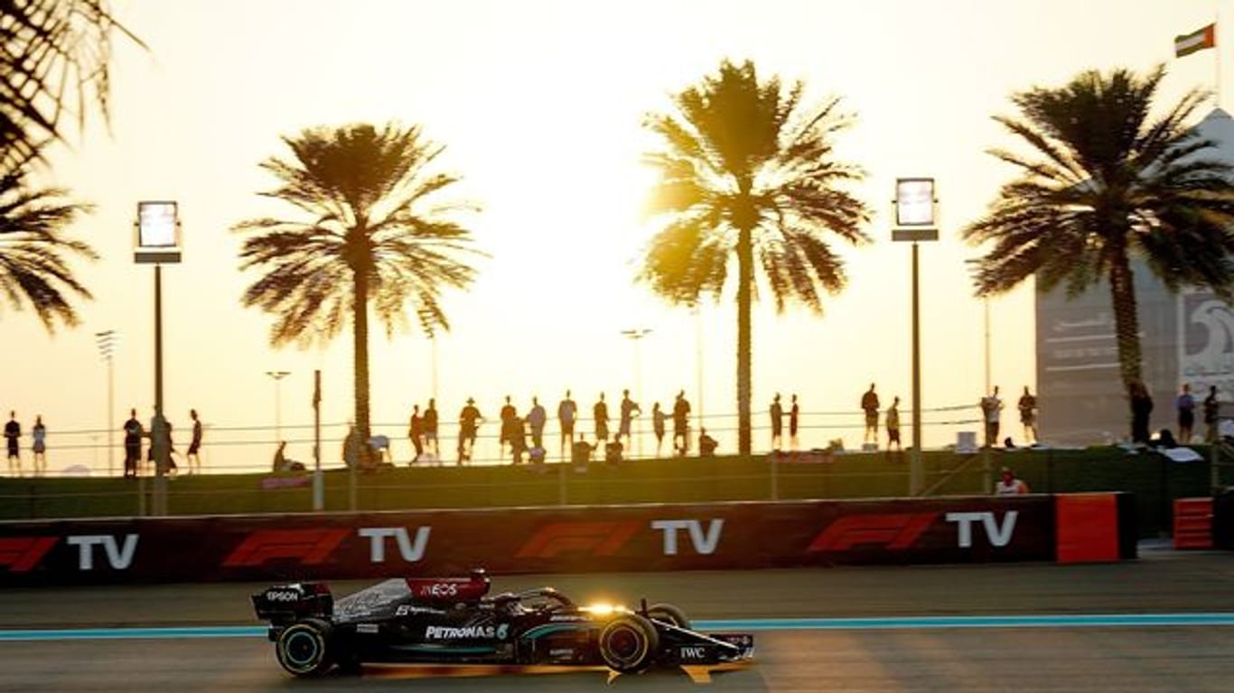 Lewis Hamilton fährt im Mercedes-Boliden über die Rennstrecke in Abu Dhabi.