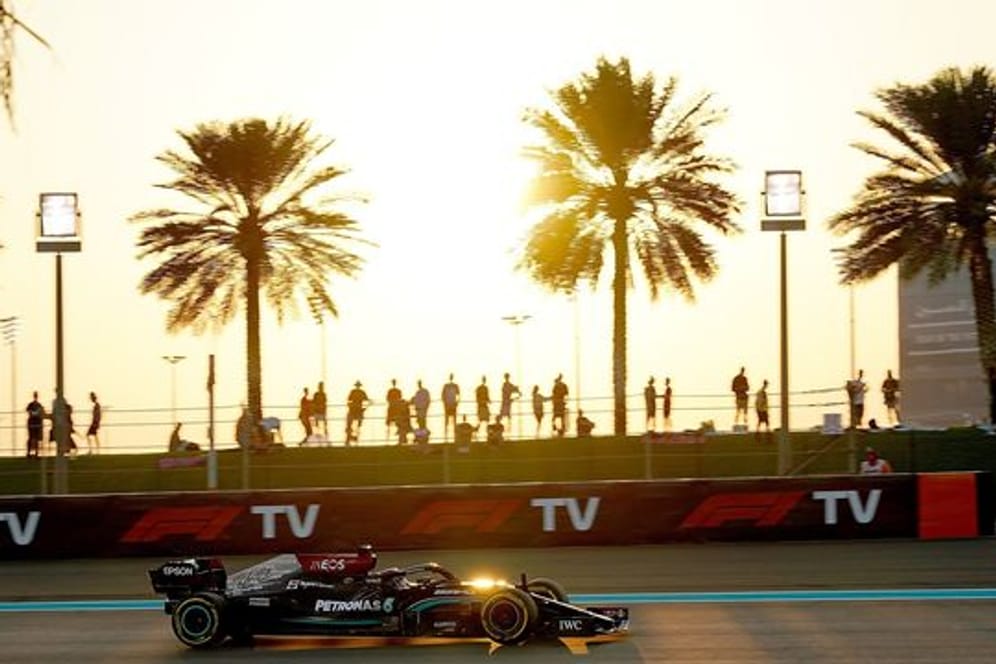 Lewis Hamilton fährt im Mercedes-Boliden über die Rennstrecke in Abu Dhabi.