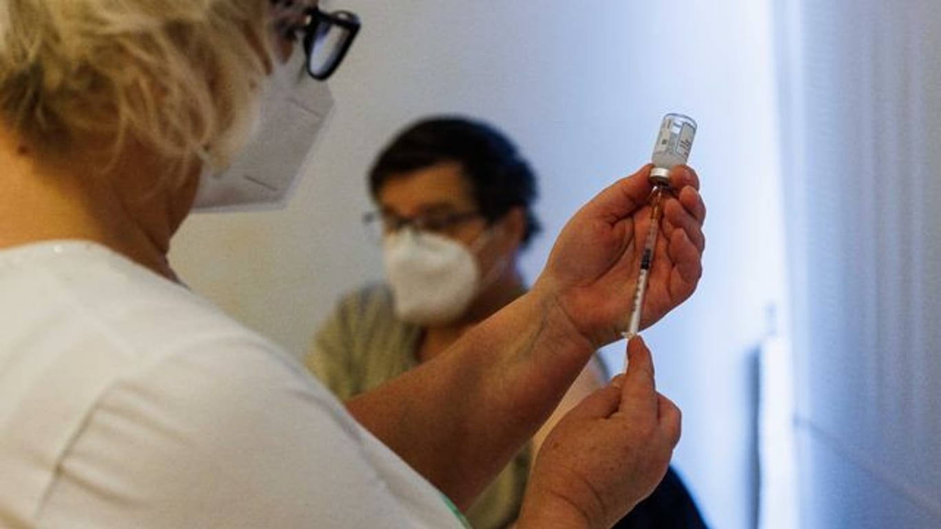 Eine medizinische Fachkraft bereitet während eines Impfmarathos im Pforzheimer Congress-Centrum eine Impfspritze vor.