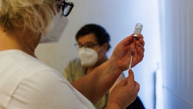 Eine medizinische Fachkraft bereitet während eines Impfmarathos im Pforzheimer Congress-Centrum eine Impfspritze vor. Eine medizinische Fachkraft bereitet während eines Impfmarathos im Pforzheimer Congress-Centrum eine Impfspritze vor.