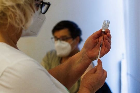 Eine medizinische Fachkraft bereitet während eines Impfmarathos im Pforzheimer Congress-Centrum eine Impfspritze vor.