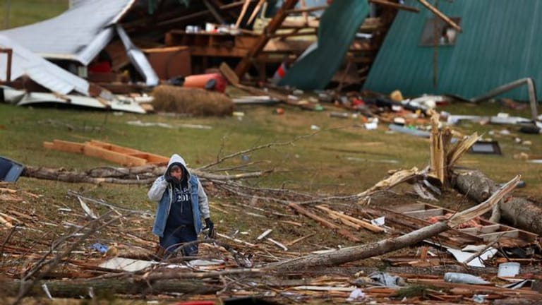 Eine Frau sucht in Defiance im US-Bundesstaat Missouri in den Trümmern eines Hauses nach Wertsachen.