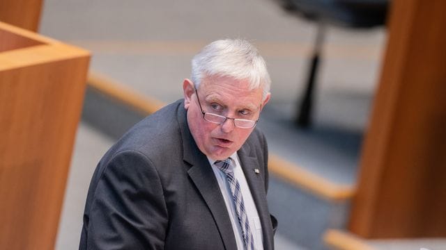 Der CDA-Bundesvorsitzende Karl-Josef Laumann kritisiert die Aufstellung der Fraktion. Der CDA-Bundesvorsitzende Karl-Josef Laumann kritisiert die Aufstellung der Fraktion.