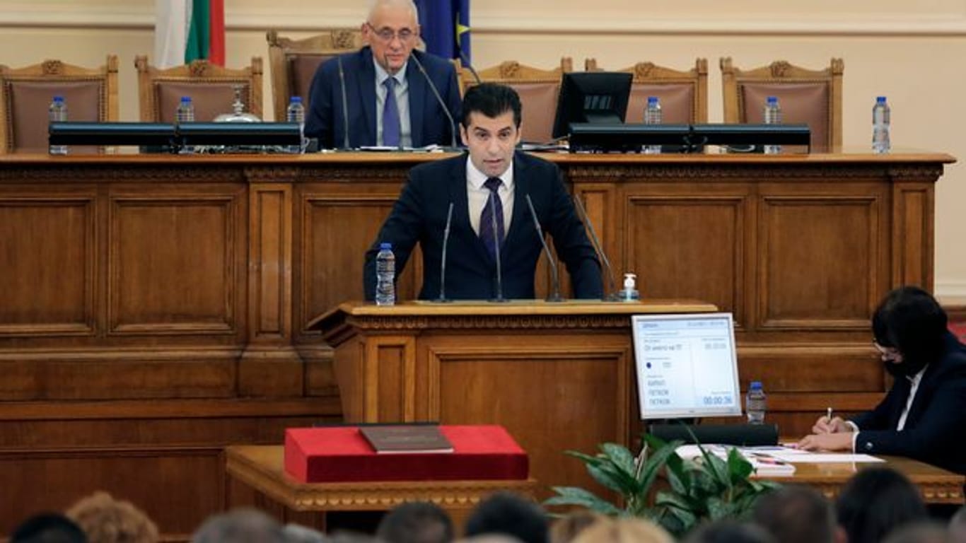 Der designierte Ministerpräsident Kiril Petkow spricht auf der ersten Sitzung des neuen bulgarischen Parlaments.