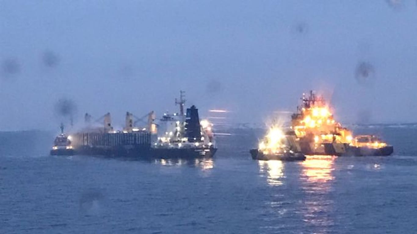 Begleitet von Schleppern und der schwedischen Küstenwache fährt die noch brennende "Almirante Storni" in den Scandia-Hafen von Göteborg.