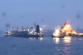Begleitet von Schleppern und der schwedischen Küstenwache fährt die noch brennende "Almirante Storni" in den Scandia-Hafen von Göteborg.
