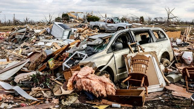 Beschädigte Fahrzeuge und persönliches Eigentum sind über ein weites Gebiet entlang der Kentucky 81 in Bremen, Kentucky, verstreut. Beschädigte Fahrzeuge und persönliches Eigentum sind über ein weites Gebiet entlang der Kentucky 81 in Bremen, Kentucky, verstreut.