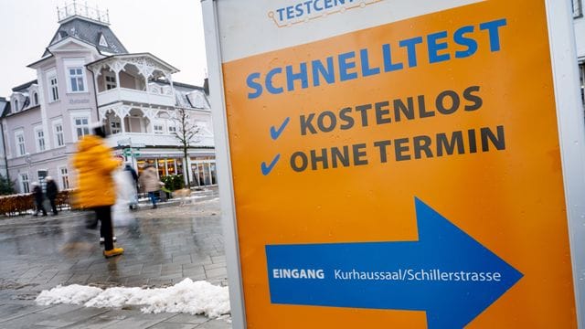 Ein Schild verweist auf ein Corona-Testzentrum im Ostseebad auf Rügen. Ein Schild verweist auf ein Corona-Testzentrum im Ostseebad auf Rügen.