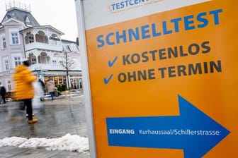 Ein Schild verweist auf ein Corona-Testzentrum im Ostseebad auf Rügen.