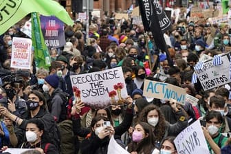 Demonstranten nehmen an den "Fridays for Future Scotland"-Protesten durch Glasgow während der UN-Klimakonferenz (COP26) teil.