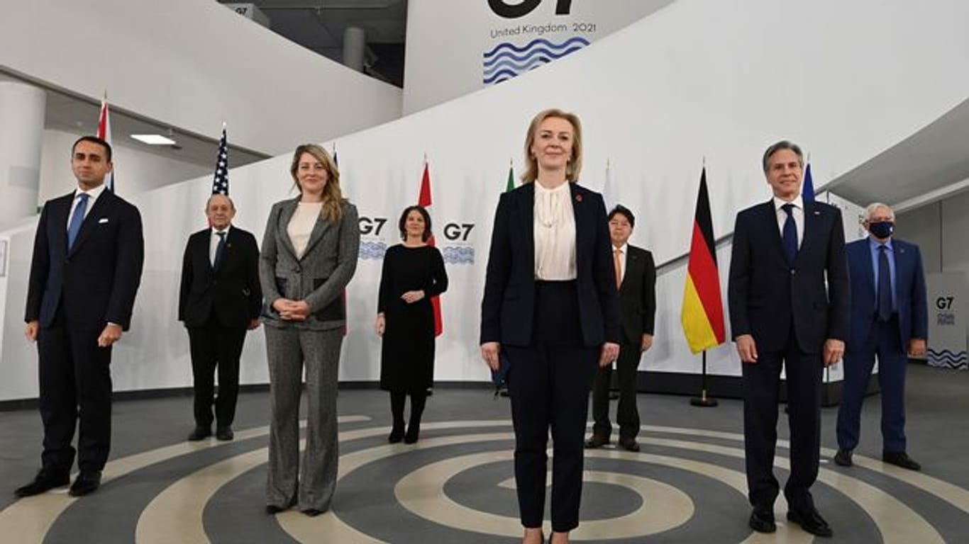 Die Außenminister der G7-Staaten stehen für ein Gruppenfoto im Museum of Liverpool zusammen.