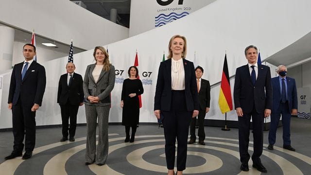 Die Außenminister der G7-Staaten stehen für ein Gruppenfoto im Museum of Liverpool zusammen. Die Außenminister der G7-Staaten stehen für ein Gruppenfoto im Museum of Liverpool zusammen.