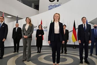 Die Außenminister der G7-Staaten stehen für ein Gruppenfoto im Museum of Liverpool zusammen.
