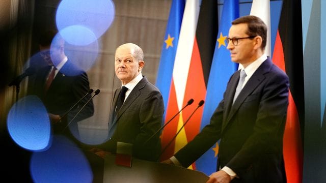 Bundeskanzler Olaf Scholz und der polnische Ministerpräsident Mateusz Morawiecki geben nach ihrem Gespräch eine Pressekonferenz.