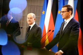 Bundeskanzler Olaf Scholz und der polnische Ministerpräsident Mateusz Morawiecki geben nach ihrem Gespräch eine Pressekonferenz.