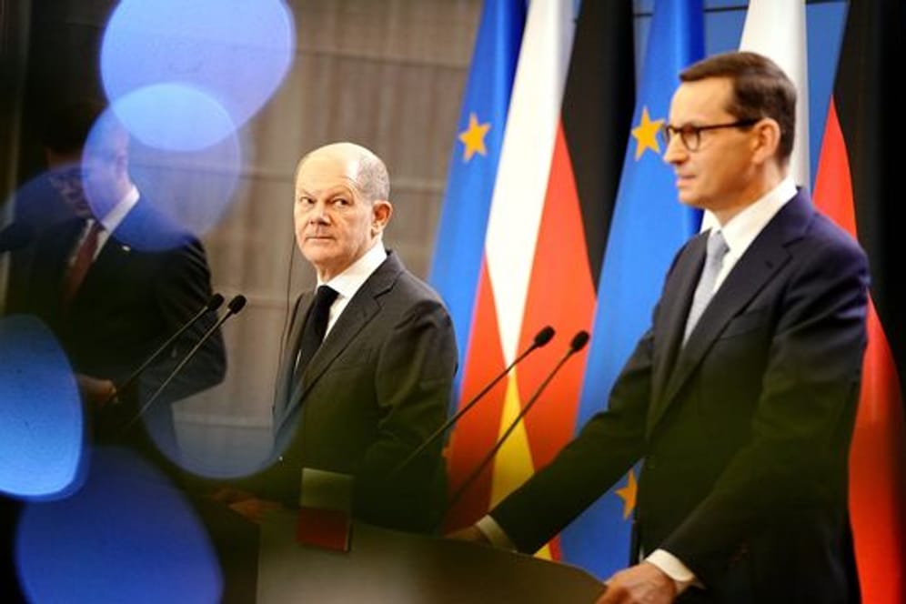 Bundeskanzler Olaf Scholz und der polnische Ministerpräsident Mateusz Morawiecki geben nach ihrem Gespräch eine Pressekonferenz.