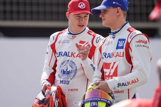 Nikita Masepin (l) im Gespräch mit Mick Schumacher.