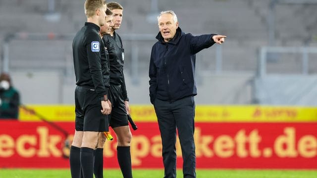 Freiburgs Trainer Christian Streich (r) sprach nach dem Spiel mit Schiedsrichter Frank Willenborg.