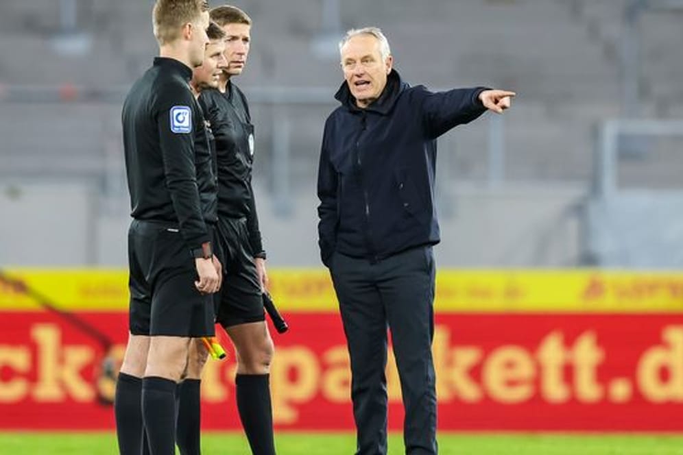 Freiburgs Trainer Christian Streich (r) sprach nach dem Spiel mit Schiedsrichter Frank Willenborg.