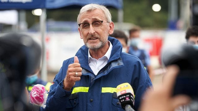 Der Präsident des Bundesamts für Bevölkerungsschutz und Katastrophenhilfe (BBK), Armin Schuster, bei einem Besuch bei Mitarbeitern des Technischen Hilfswerks. Der Präsident des Bundesamts für Bevölkerungsschutz und Katastrophenhilfe (BBK), Armin Schuster, bei einem Besuch bei Mitarbeitern des Technischen Hilfswerks.