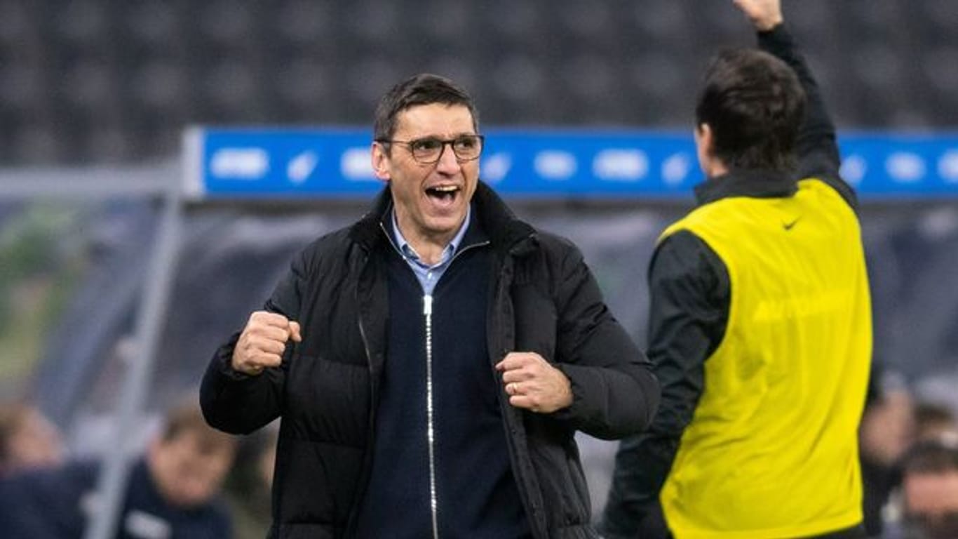 Der Stil des neuen Trainers kommt bei den Hertha-Profis gut an: Tayfun Korkut (l) freut sich über einen Treffer.