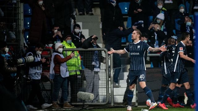 Der Bochumer Sebastian Polter feiert seinen Treffer gegen den BVB. Der Bochumer Sebastian Polter feiert seinen Treffer gegen den BVB.