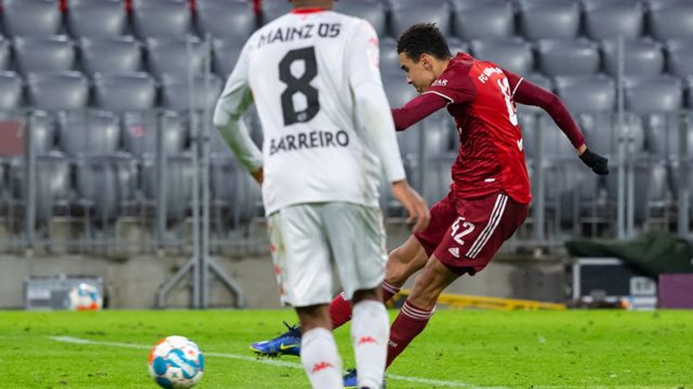 Jamal Musiala (r) erzielte für den FC Bayern das 2:1 gegen Mainz.