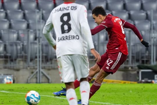 Jamal Musiala (r) erzielte für den FC Bayern das 2:1 gegen Mainz.