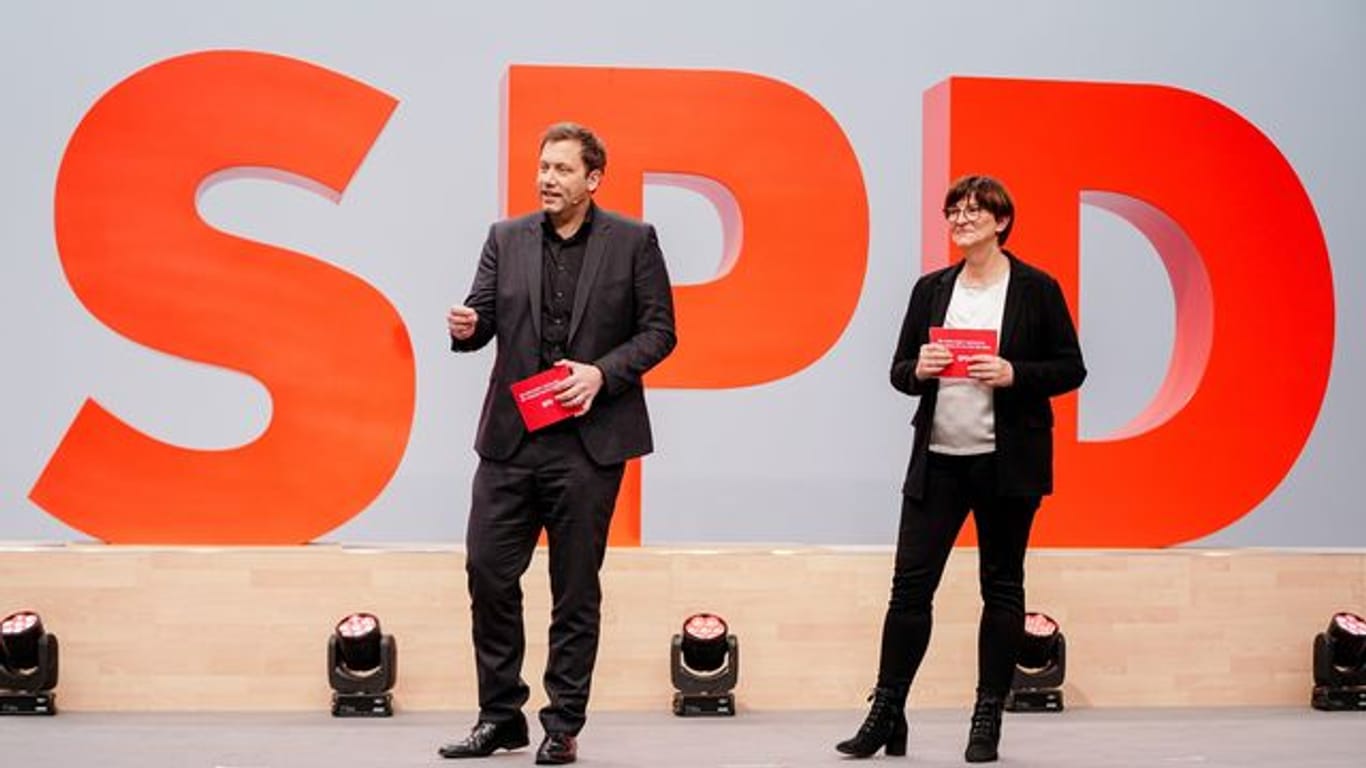 Lars Klingbeil und und Saskia Esken sprechen beim Bundesparteitag der SPD.
