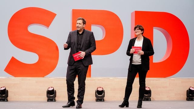 Lars Klingbeil und und Saskia Esken sprechen beim Bundesparteitag der SPD. Lars Klingbeil und und Saskia Esken sprechen beim Bundesparteitag der SPD.