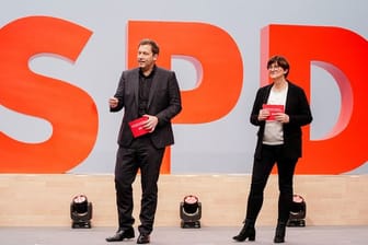 Lars Klingbeil und und Saskia Esken sprechen beim Bundesparteitag der SPD.